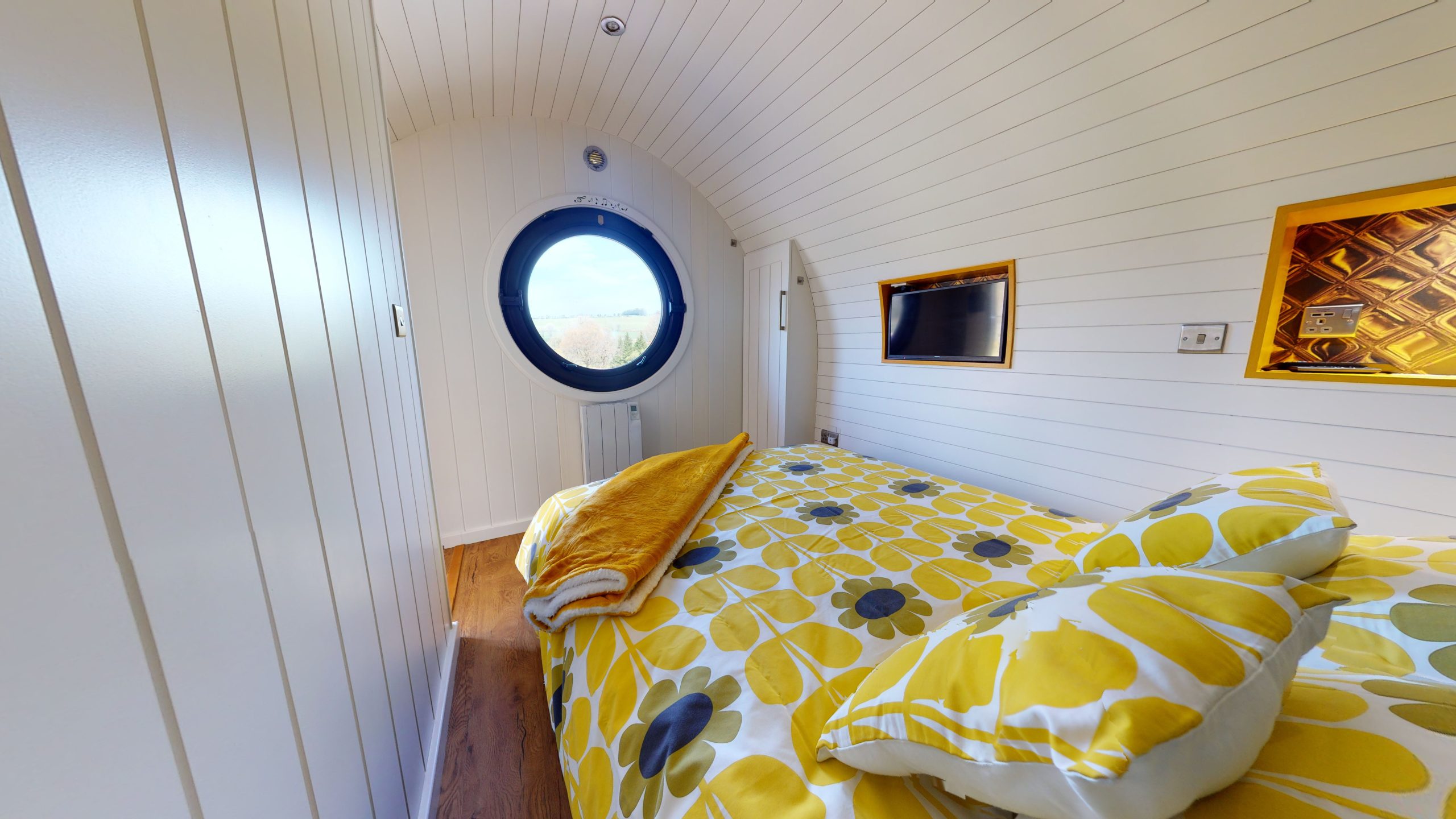 Queen pod living area