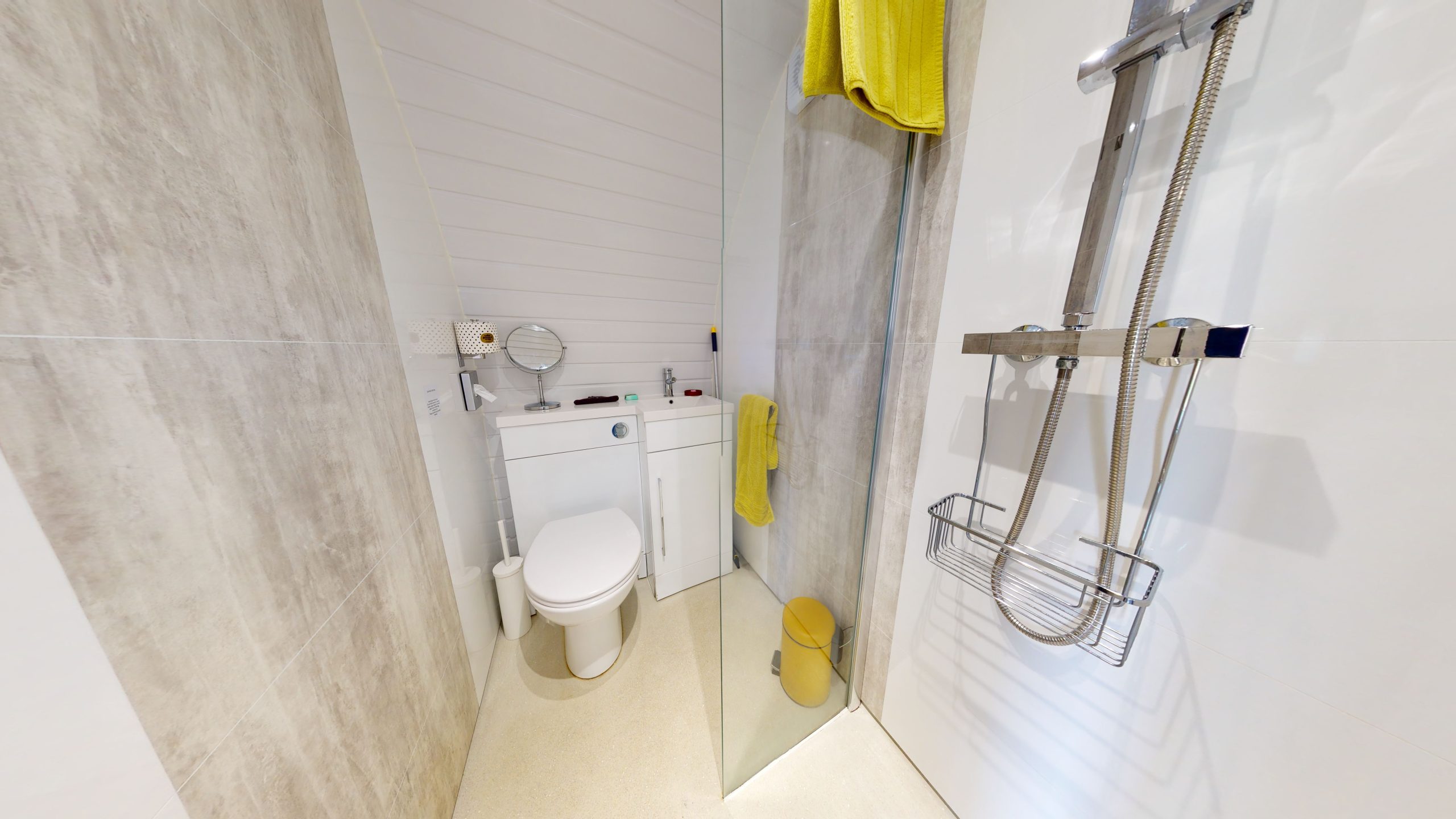 Queen pod decking area